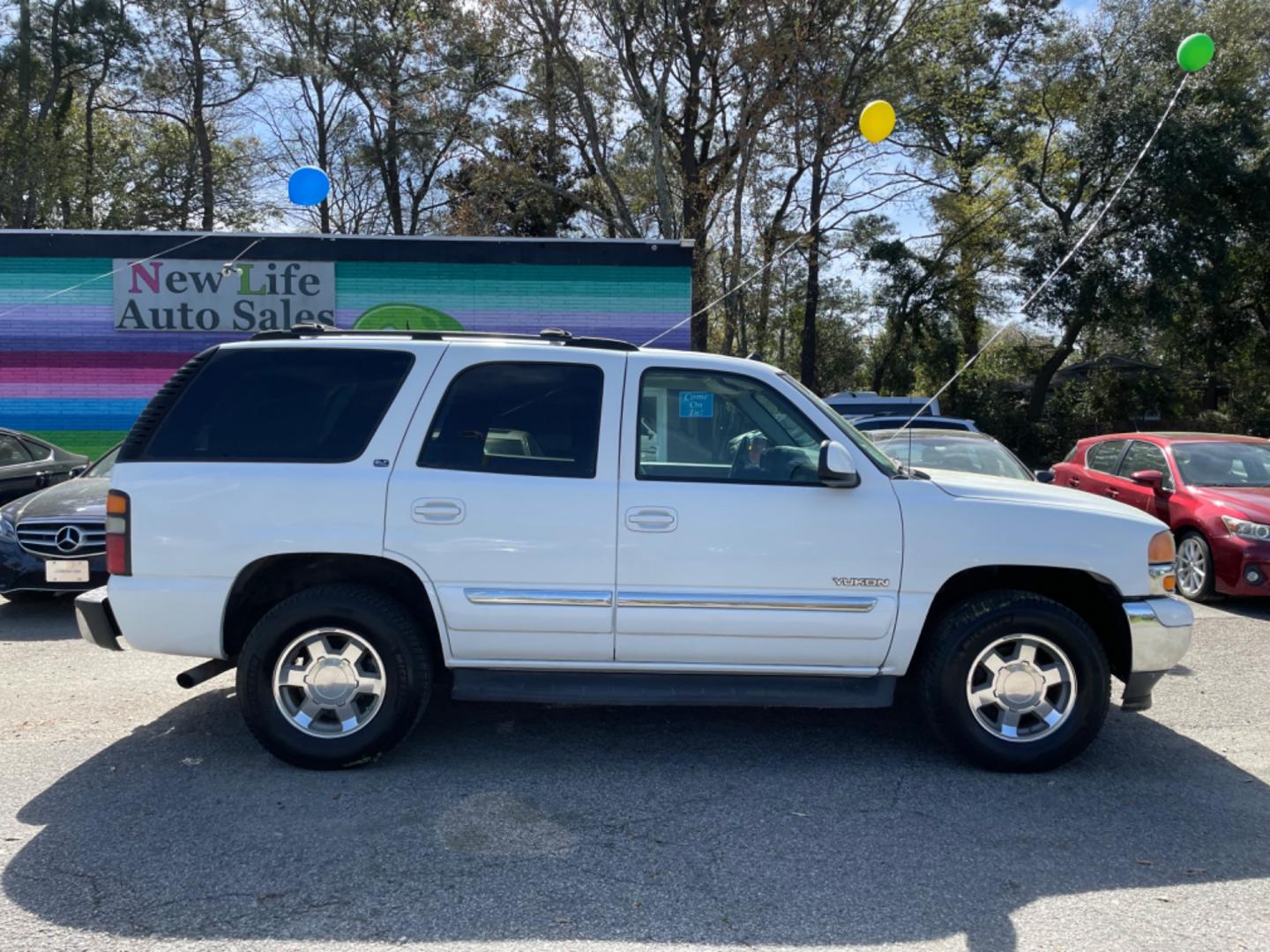 2005 WHITE GMC YUKON SLT (1GKEC13T95J) with an 5.3L engine, Automatic transmission, located at 5103 Dorchester Rd., Charleston, SC, 29418-5607, (843) 767-1122, 36.245171, -115.228050 - Photo#8